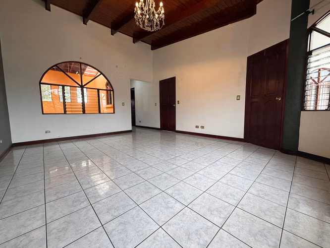 Venta de casa de dos plantas en Mercedes Norte, Heredia