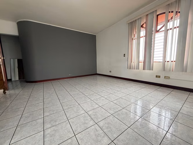 Venta de casa de dos plantas en Mercedes Norte, Heredia