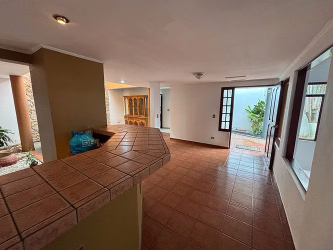 Venta de casa de dos plantas en Mercedes Norte, Heredia