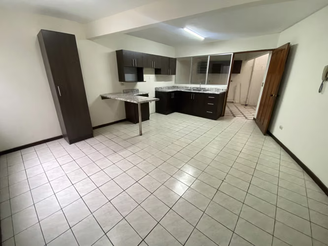 CASA AMPLIA EN ESCAZU - Imagen 4