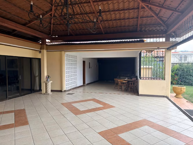 Venta Casa con mucho espacio para parqueo por la Ucimed