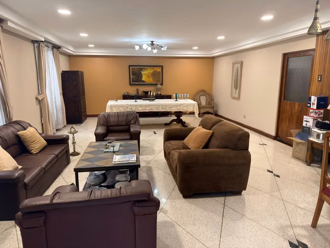 Venta Casa con mucho espacio para parqueo por la Ucimed