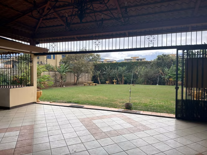 Venta Casa con mucho espacio para parqueo por la Ucimed