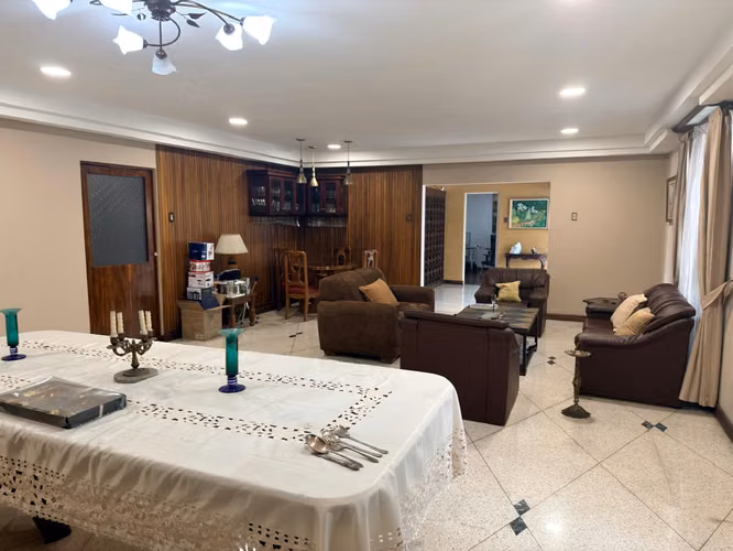 Venta Casa con mucho espacio para parqueo por la Ucimed
