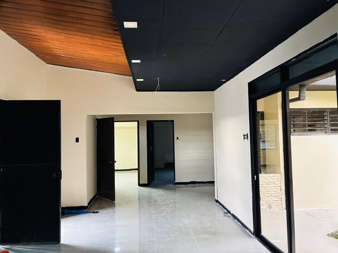 Se alquila Casa con uso de suelo mixto en los Yoses - Imagen 5