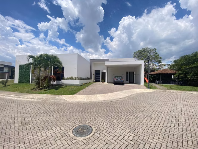 Casa moderna  de un piso para alquilar en Santa  Ana