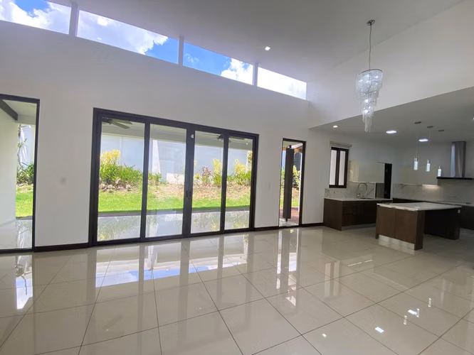 Modern one-storey house to rent in Santa Ana