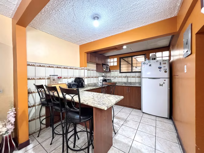 Venta de casa en San Sebastián. 3 Habitaciones + Oficina. ¡Ubicación inmejorable cerca de todo!