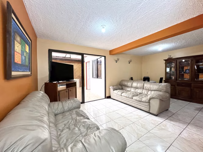 Venta de casa en San Sebastián. 3 Habitaciones + Oficina. ¡Ubicación inmejorable cerca de todo!