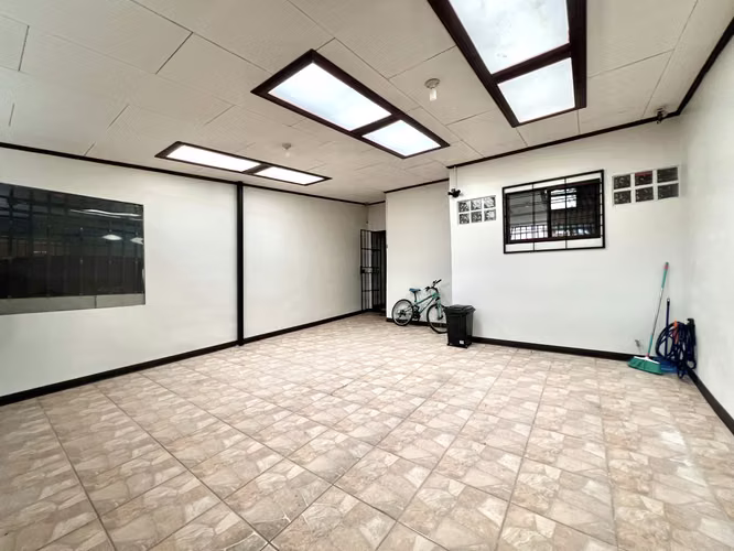 Venta de casa en San Sebastián. 3 Habitaciones + Oficina. ¡Ubicación inmejorable cerca de todo!