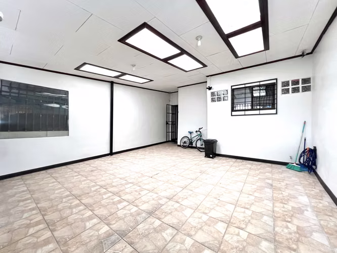 Venta de casa en San Sebastián. 3 Habitaciones + Oficina. ¡Ubicación inmejorable cerca de todo!