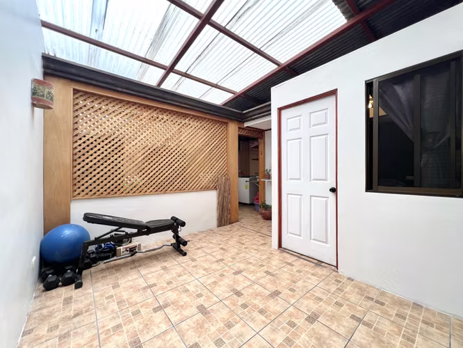 Venta de casa en San Sebastián. 3 Habitaciones + Oficina. ¡Ubicación inmejorable cerca de todo!