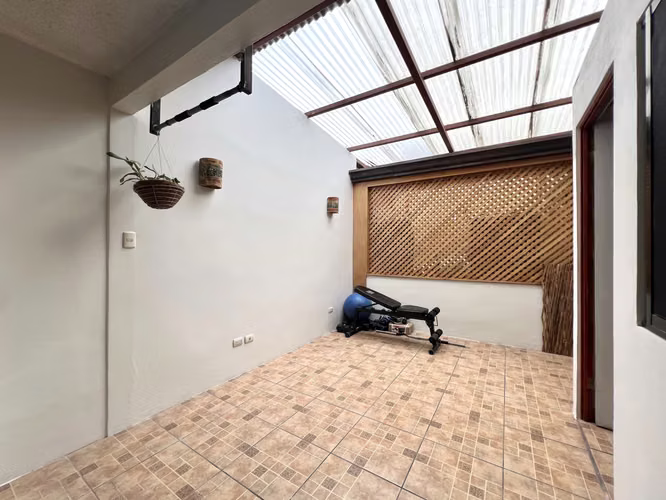 Venta de casa en San Sebastián. 3 Habitaciones + Oficina. ¡Ubicación inmejorable cerca de todo!