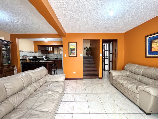 Venta de casa en San Sebastián. 3 Habitaciones + Oficina. ¡Ubicación inmejorable cerca de todo!