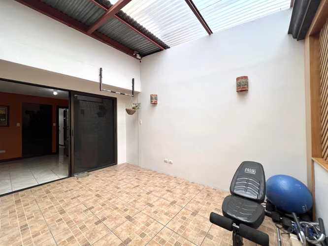 Venta de casa en San Sebastián. 3 Habitaciones + Oficina. ¡Ubicación inmejorable cerca de todo!