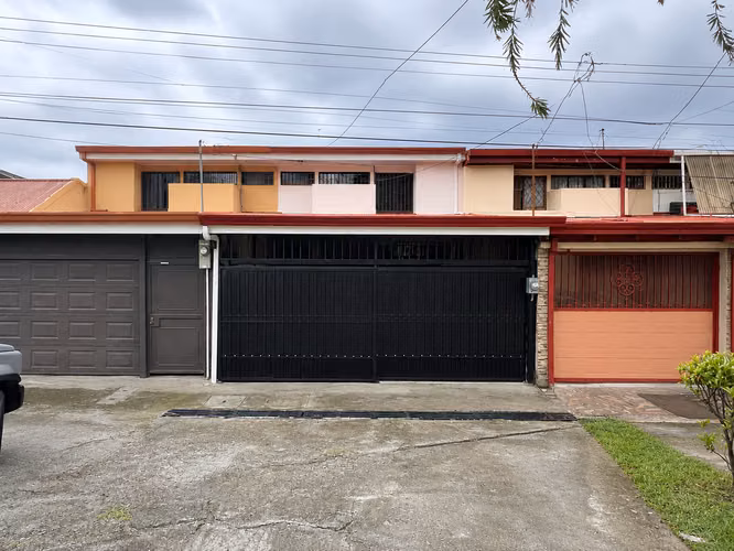 Venta de casa en San Sebastián. 3 Habitaciones + Oficina. ¡Ubicación inmejorable cerca de todo!