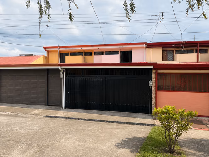 Venta de casa en San Sebastián. 3 Habitaciones + Oficina. ¡Ubicación inmejorable cerca de todo!