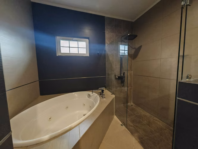 Exclusiva Casa de Lujo con Piscina Privada en Santa Ana | Venta