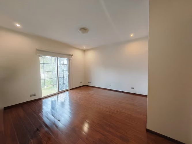 Exclusiva Casa de Lujo con Piscina Privada en Santa Ana | Venta