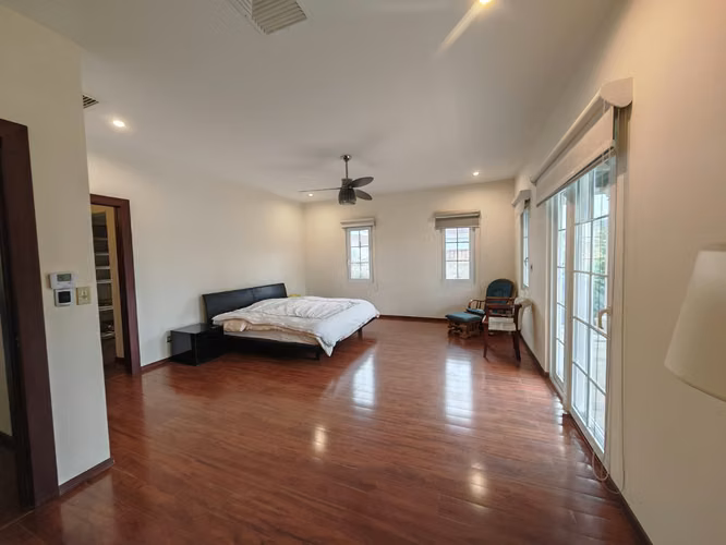 Exclusiva Casa de Lujo con Piscina Privada en Santa Ana | Venta