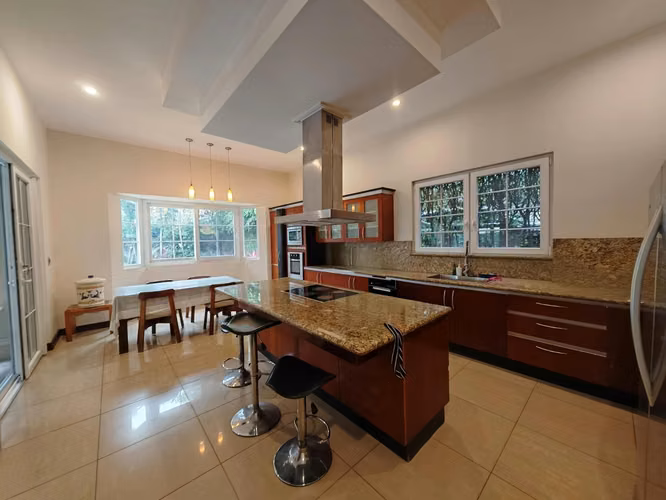 Exclusiva Casa de Lujo con Piscina Privada en Santa Ana | Venta