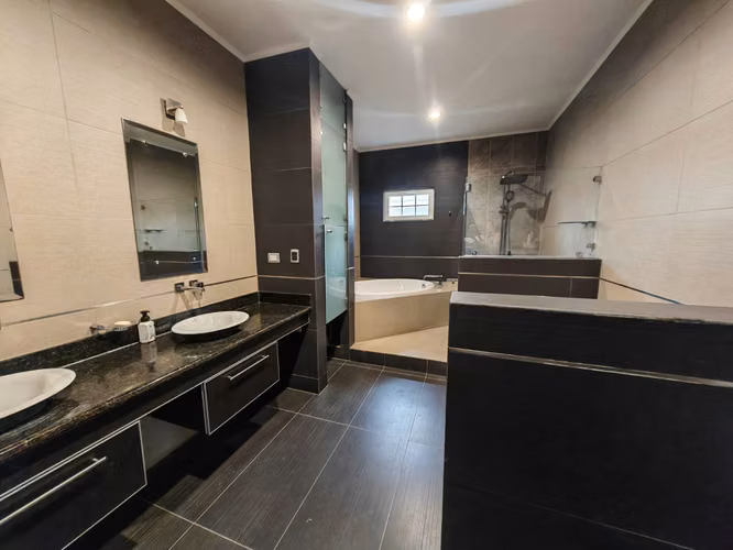 Exclusiva Casa de Lujo con Piscina Privada en Santa Ana | Venta