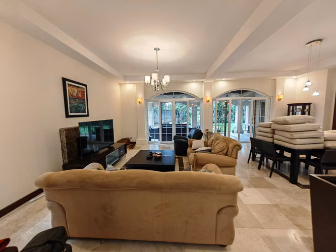 Exclusiva Casa de Lujo con Piscina Privada en Santa Ana | Venta