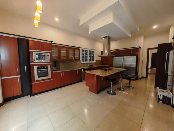 Exclusiva Casa de Lujo con Piscina Privada en Santa Ana | Venta