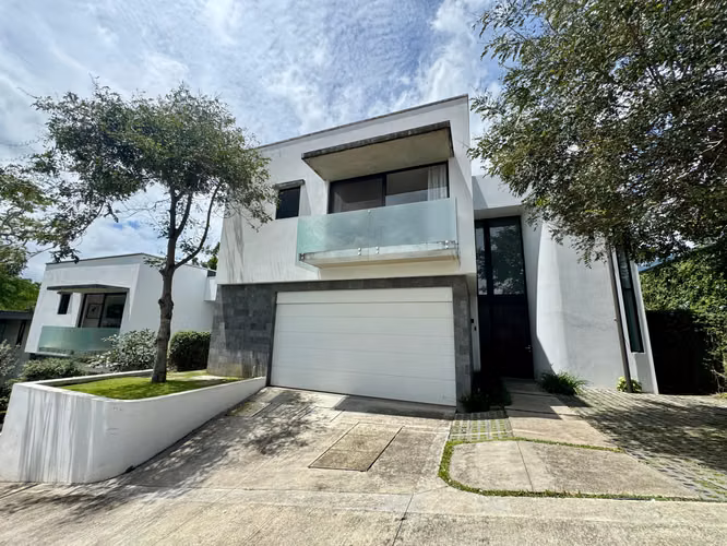 Casa de lujo en venta en exclusivo condominio cerrado.