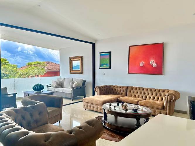 Bella casa minimalista en condominio privado, Escazú