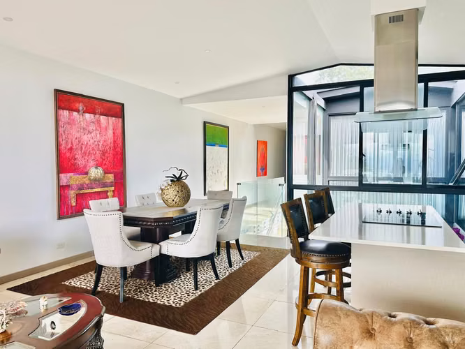 Bella casa minimalista en condominio privado, Escazú