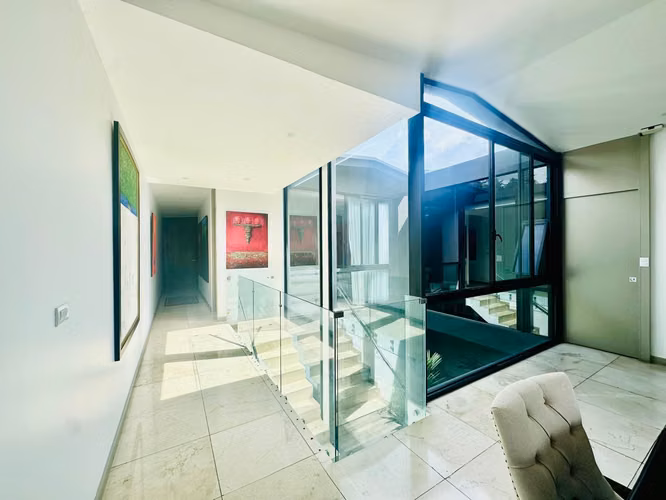 Bella casa minimalista en condominio privado, Escazú