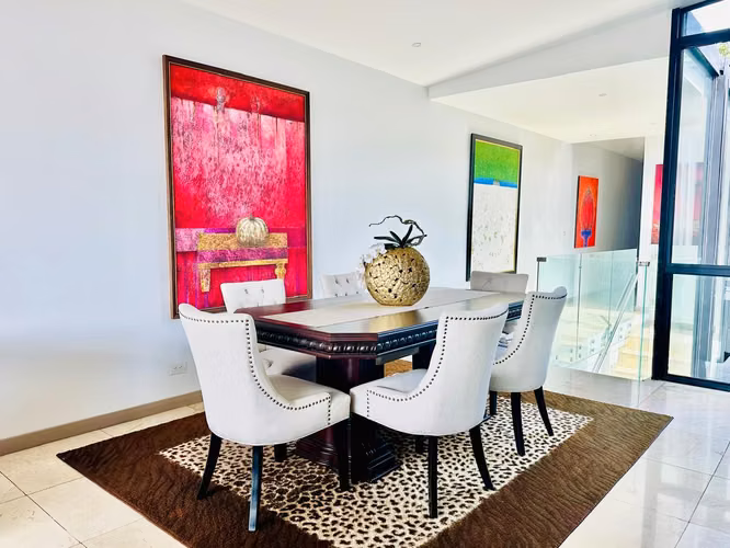 Bella casa minimalista en condominio privado, Escazú