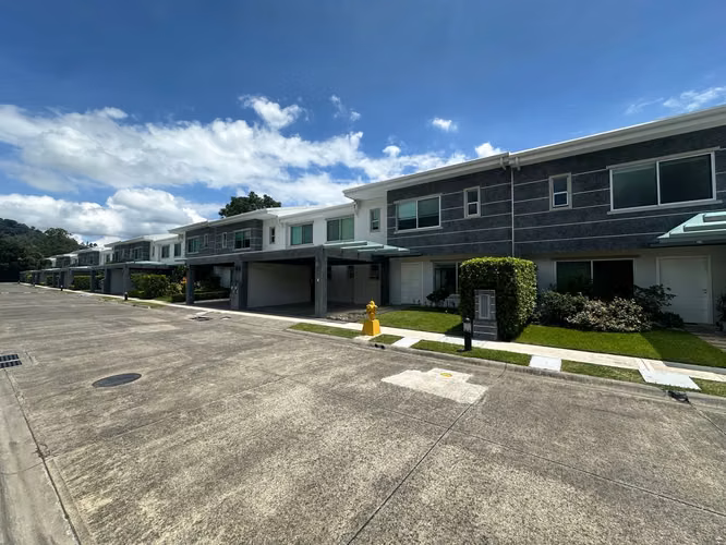 VENTA DE CASA  EN CONDOMINIO SANTA ANA URBANO
