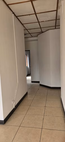 SE ALQUILA AMPLIO APARTAMENTO EN ROHRMOSERR - Imagen 4