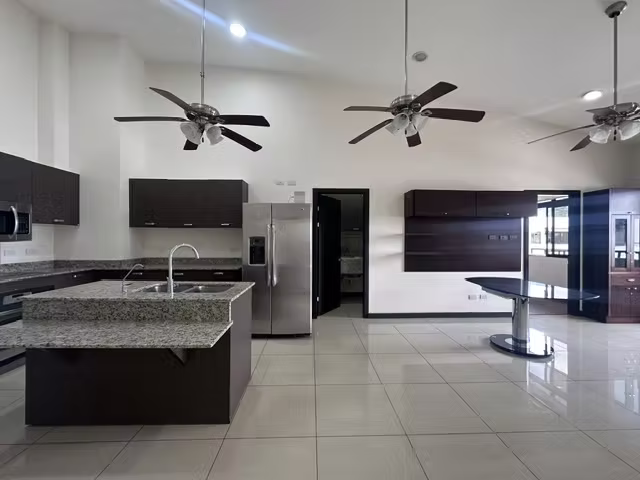 Gran Apartamento en Venta en Condominio, Santa Ana Centro