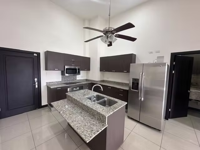 Gran Apartamento en Venta en Condominio, Santa Ana Centro