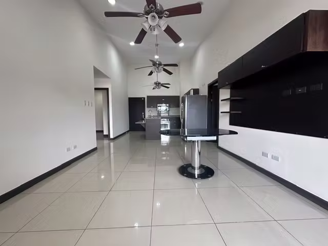 Gran Apartamento en Venta en Condominio, Santa Ana Centro