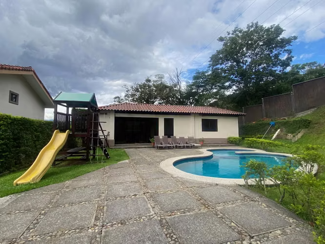 Se vende casa en condominio, Guachipelín