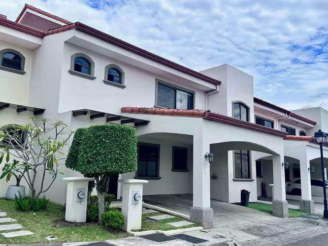 Residencia en venta en Condominio Montealondra – Moravia