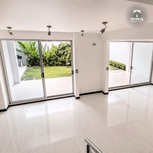Casa Moderna en Alquiler con 3 Habitaciones en Suite en Santa Ana | US$2,700 - Imagen 8