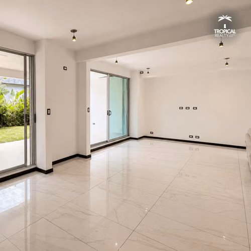 Casa Moderna en Alquiler con 3 Habitaciones en Suite en Santa Ana | US$2,700 - Imagen 3