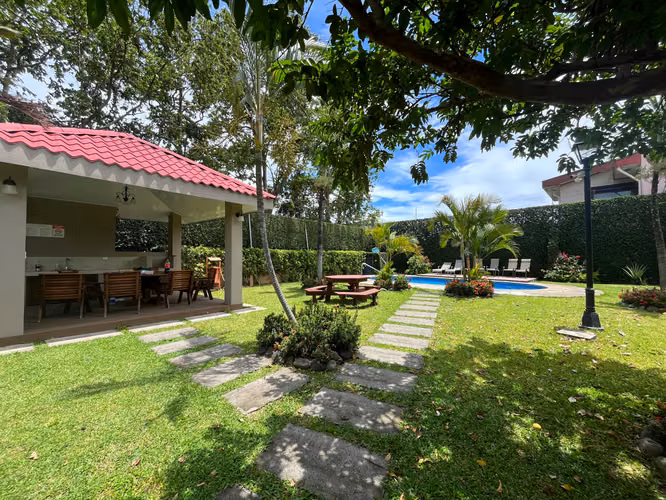 CASA 4 HABITACIONES VENTA RESIDENCIAL MONTANA POZOS SANTA ANA EM494
