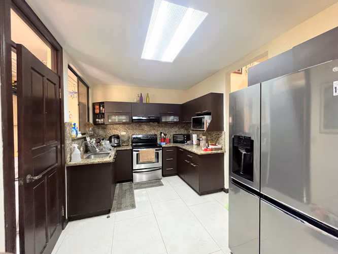 CASA 4 HABITACIONES VENTA RESIDENCIAL MONTANA POZOS SANTA ANA EM494