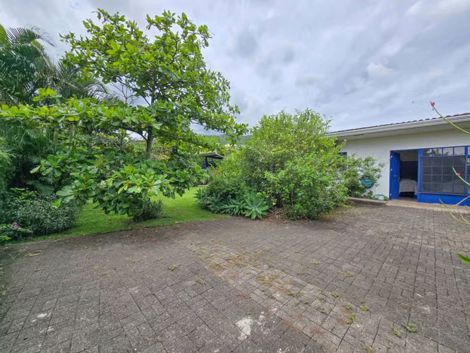 PROPIEDAD DE 3 CASAS DE UNA SOLA PLANTA CON 2.742 M2 DE LOTE EN SANTA ANA PIEDADES