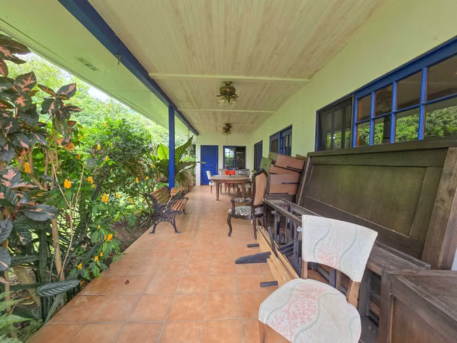 PROPIEDAD DE 3 CASAS DE UNA SOLA PLANTA CON 2.742 M2 DE LOTE EN SANTA ANA PIEDADES
