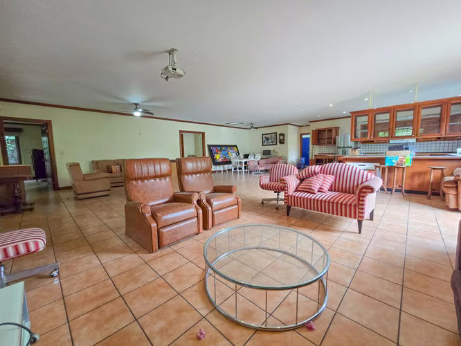 PROPIEDAD DE 3 CASAS DE UNA SOLA PLANTA CON 2.742 M2 DE LOTE EN SANTA ANA PIEDADES