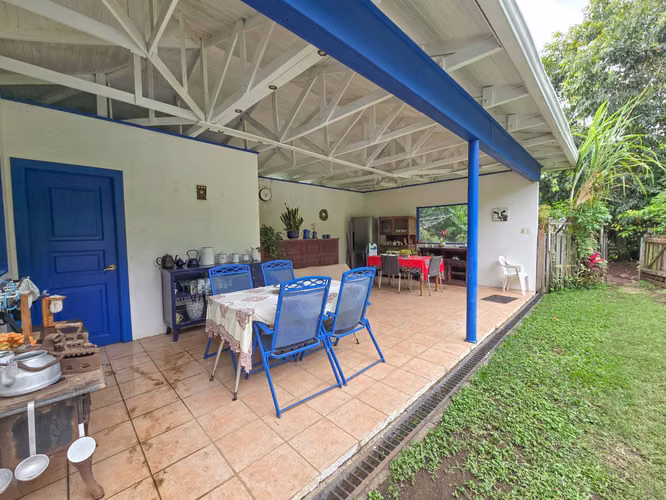 PROPIEDAD DE 3 CASAS DE UNA SOLA PLANTA CON 2.742 M2 DE LOTE EN SANTA ANA PIEDADES