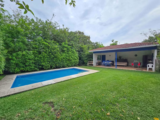PROPIEDAD DE 3 CASAS DE UNA SOLA PLANTA CON 2.742 M2 DE LOTE EN SANTA ANA PIEDADES