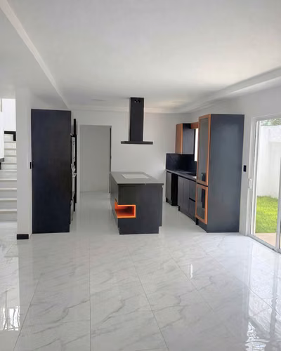 VENTA DE AMPLIA Y LUJOSA CASA, SANTO DOMINGO DE HEREDIA